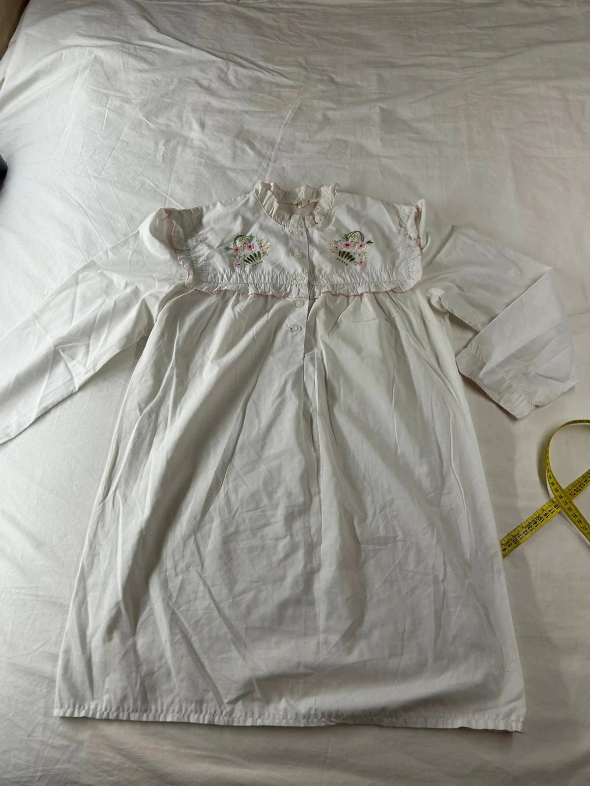 Robe blanche à motifs vintage